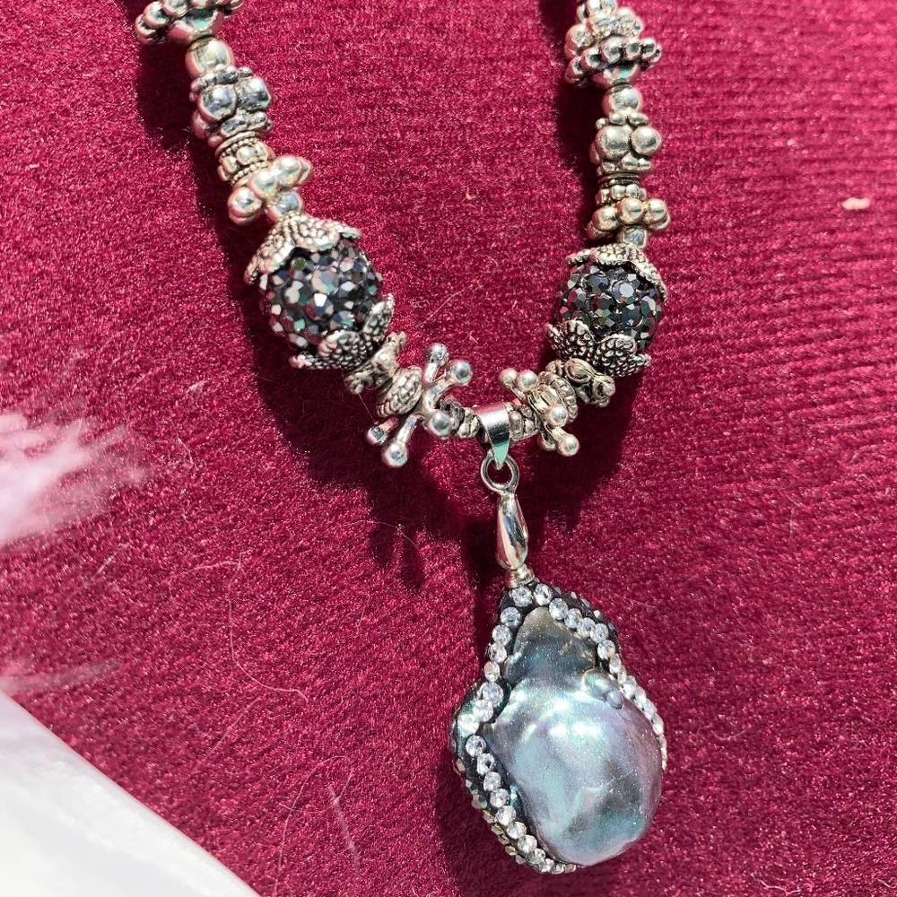 Black fresh water pearl pendant necklace